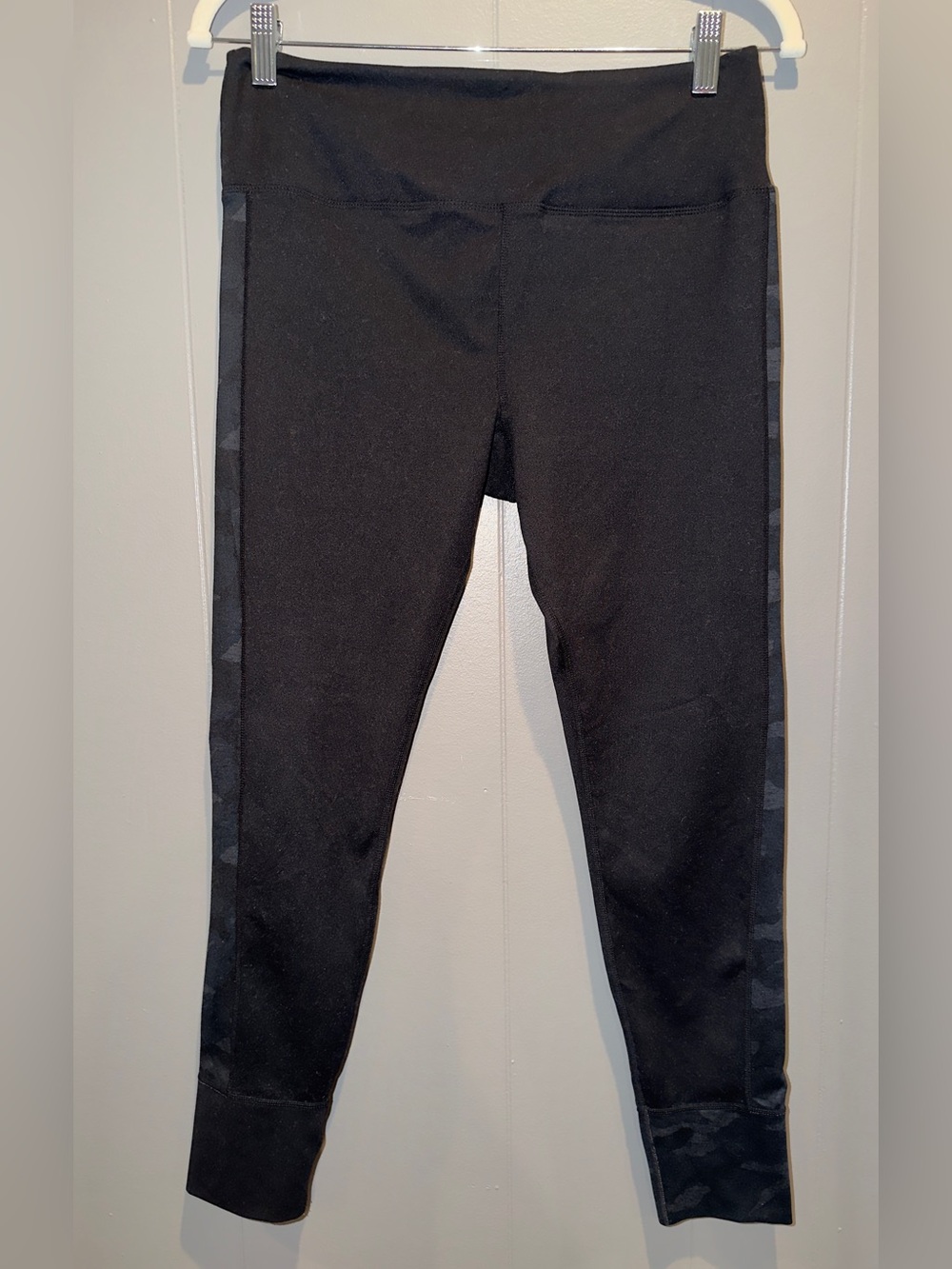 Vuori Black High-Rise Leggings with Camo Side Stripe Accent Panels